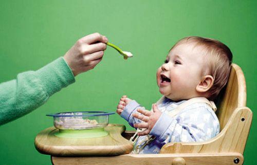 小孩几个月可以喂辅食，辅食添加的时机与注意事项