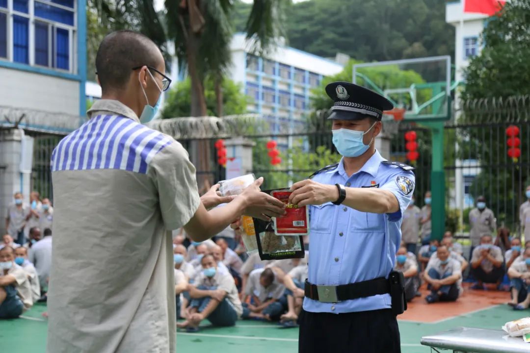 广东省监狱警察，坚守正义，展现铁骨柔肠